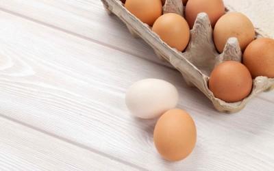 Mitä eroa on valkoisella ja ruskealla kananmunalla?
