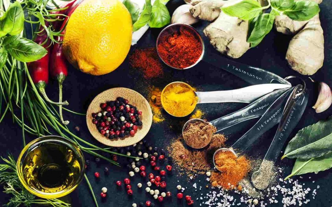 20 tapaa lisätä makua ruokiin ilman turhia kaloreita!